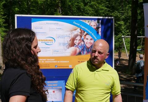 Im Gespräch: Klara Gorgs und Stefan Schmidt vom Jugendring Enzkreis.