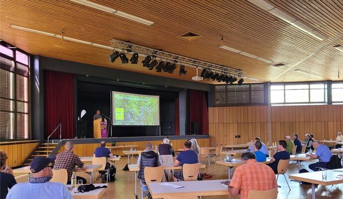 Mehr als 60 Akteure aus Politik, Verwaltung und Praxis diskutieren beim vierten Forum "Blühender Naturpark" in der Ötisheimer Erlentalhalle über die Pflege von sogenanntem Straßenbegleitgrün.
