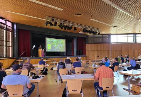 Mehr als 60 Akteure aus Politik, Verwaltung und Praxis diskutieren beim vierten Forum "Blühender Naturpark" in der Ötisheimer Erlentalhalle über die Pflege von sogenanntem Straßenbegleitgrün.