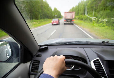 Laut Polizei überholte der Mercedes mehrere Fahrzeuge, obwohl ihm in einer leichten Rechtskurve ein Muldenkipper entgegenkam.