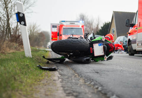Ein Motorradfahrer ist auf der Landesstraße bei Königsbach verunglückt.