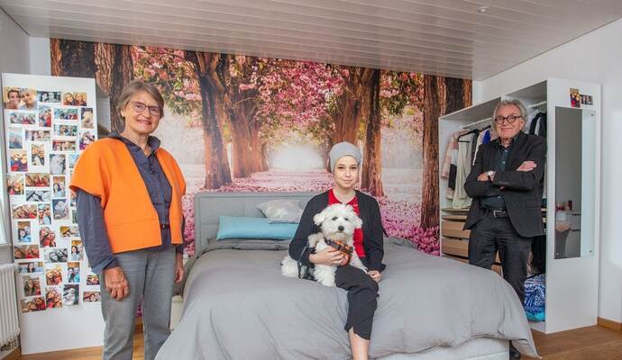 Giada und ihr Hund Hugo in ihren eigenen kleinen vier Wänden. Bei ihr stehen Andrea Scheidtweiler sowie Architekt Helmut Kienzler.