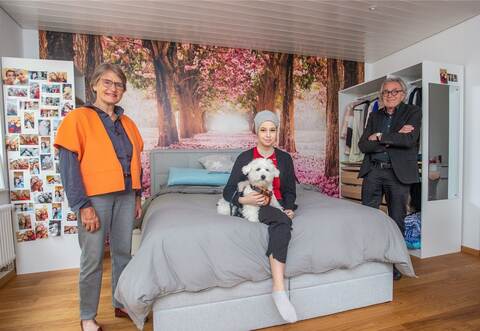 Giada und ihr Hund Hugo in ihren eigenen kleinen vier Wänden. Bei ihr stehen Andrea Scheidtweiler sowie Architekt Helmut Kienzler.