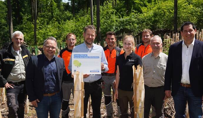 Freuen sich über die neuen Bäume: Andreas Roth, Sebastian Jäger, Fabian Wendel, Luca Wilhelm Prayon, Manuel Fränkle, Sarah Zwerenz, Rene Gassenmeier, Fritz Kramer und Gerd Kunzmann (von links).