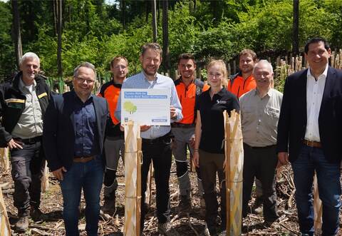 Freuen sich über die neuen Bäume: Andreas Roth, Sebastian Jäger, Fabian Wendel, Luca Wilhelm Prayon, Manuel Fränkle, Sarah Zwerenz, Rene Gassenmeier, Fritz Kramer und Gerd Kunzmann (von links).