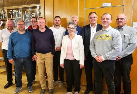 Kleinere personelle Veränderungen hat es im Vorstand des Knittlinger CDU-Stadtverbandes gegeben: Bruno Wilhelm (stellvertretender Vorsitzender, von rechts), Wahl- und Versammlungsleiter Johannes Bächle (stellvertretender CDU-Kreisvorsitzender), Stadtverbandsvorsitzender Bernd Vogt, Hans Krauß, Waltraud Piechatzek, Philipp Bickel, Lothar Frick, Armin Dobler, Markus Scholl und Andreas Bickel.