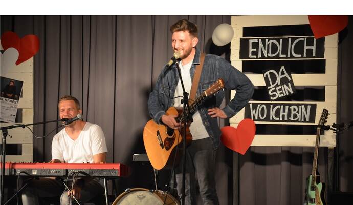 Musiker Samuel Harfst (rechts) begeistert mit Dirk Menger bei seinem Konzert in der Großglattbacher TSV-Halle mit Humor und Tiefgang die 180 Besucher.