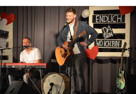Musiker Samuel Harfst (rechts) begeistert mit Dirk Menger bei seinem Konzert in der Großglattbacher TSV-Halle mit Humor und Tiefgang die 180 Besucher.