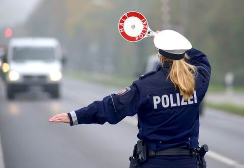 Polizei bei Geschwindigkeitskontrolle