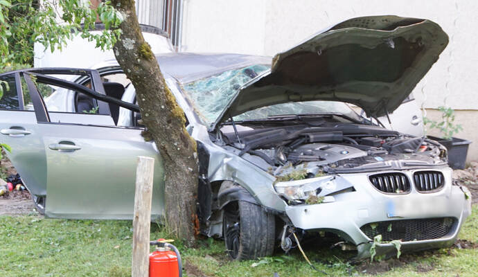 Schrott: Dieser BMW ist in Knittlingen-Kleinvillars in einen Garten gerast.