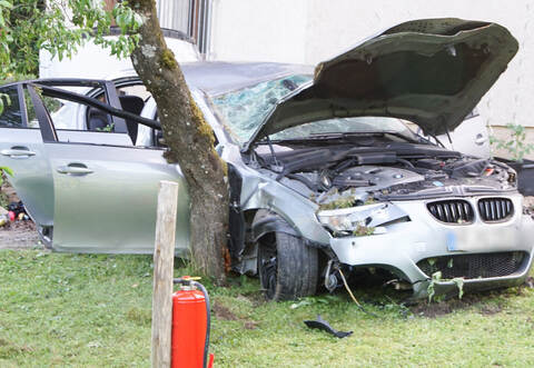 Schrott: Dieser BMW ist in Knittlingen-Kleinvillars in einen Garten gerast.