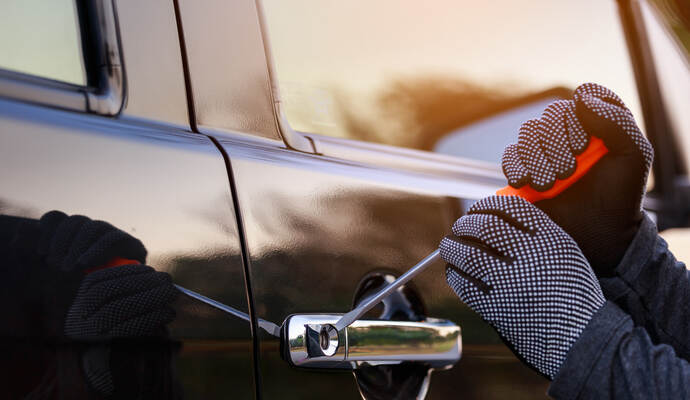 Laut Polizei verschwand das Auto mit einem Wert von rund 10.000 Euro zwischen Mittwochabend, 17 Uhr, und Donnerstagmittag, 12.20 Uhr. Laut Polizei verschwand das Auto mit einem Wert von rund 10.000 Euro zwischen Mittwochabend, 17 Uhr, und Donnerstagmittag, 12.20 Uhr.