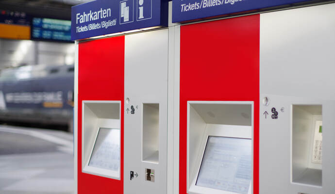 Laut Polizei hebelten die Unbekannten gegen 23.15 Uhr am Mittwochabend offenbar mit einem Brecheisen den Automaten auf, scheiterten aber dann daran, das Bargeld herauszuholen.