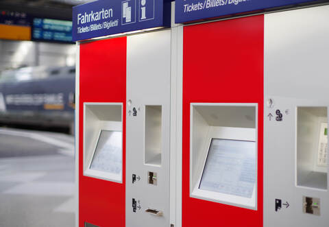 Laut Polizei hebelten die Unbekannten gegen 23.15 Uhr am Mittwochabend offenbar mit einem Brecheisen den Automaten auf, scheiterten aber dann daran, das Bargeld herauszuholen.