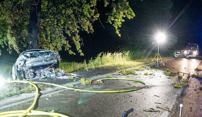 Bei einem schweren Unfall sind in der Nacht auf Samstag zwischen Mühlacker und Illingen zwei Menschen in einem Auto verbrannt. Bei einem schweren Unfall sind in der Nacht auf Samstag zwischen Mühlacker und Illingen zwei Menschen in einem Auto verbrannt.
