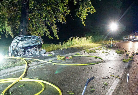 Bei einem schweren Unfall sind in der Nacht auf Samstag zwischen Mühlacker und Illingen zwei Menschen in einem Auto verbrannt.