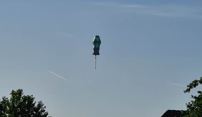Was ist das? Diesen überdimensionalen Schraubenzieher am Himmel über Birkenfeld hat eine PZ-Leserin entdeckt. Viele Leser haben dafür schnell eine Erklärung parat.