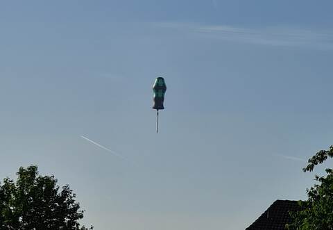 Was ist das? Diesen überdimensionalen Schraubenzieher am Himmel über Birkenfeld hat eine PZ-Leserin entdeckt. Viele Leser haben dafür schnell eine Erklärung parat.