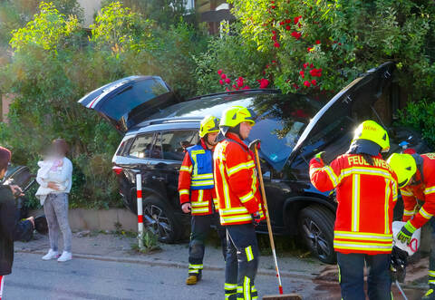 In Schräglage steht der Skoda auf der Gartenmauer.