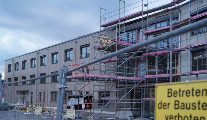 Was geht hier vor sich? Während in der Steiner Wilhelmstraße das Seniorenheim gebaut wird, mehren sich die Stimmen, die von der Gemeindeverwaltung eine offenere Kommunikation zu dem Bauprojekt fordern.