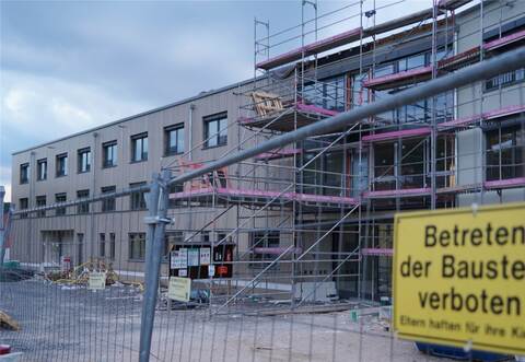 Was geht hier vor sich? Während in der Steiner Wilhelmstraße das Seniorenheim gebaut wird, mehren sich die Stimmen, die von der Gemeindeverwaltung eine offenere Kommunikation zu dem Bauprojekt fordern.