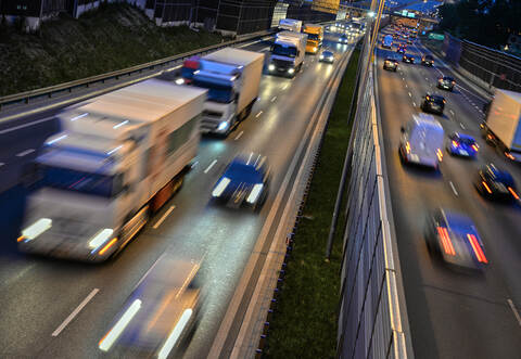 Unbekannte haben am Mittwoch Steine auf die A8 bei Friolzheim geworfen. Ein Lkw wurde dabei getroffen.