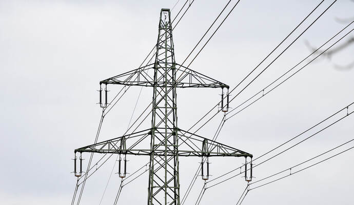 Möglicherweise haben Gewitter für den Stromausfall gesorgt. Strommast, Stromleitung, Stromleitungen, Strom, Umspannwerk, Stromausfall
