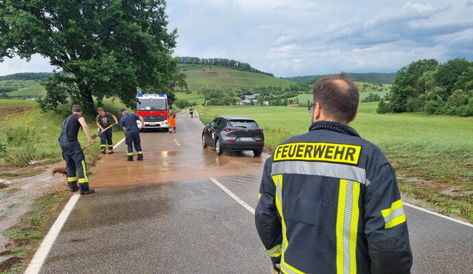 Viel zu tun für die Feuerwehren: In der Region wurden Straßen überschwemmt, wie hier im östlichen Enzkreis.