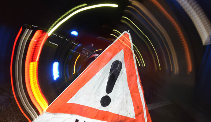 Die Frau hatte mehr als 2,5 Promille Alkohol im Blut. Ein Warndreieck mit dem Schriftzug «Unfall»