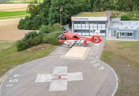 Christoph 41 vor der Luftrettungsstation in Leonberg – der neue Standort wurde vom Gemeinderat in Wannweil abgelehnt. Foto: DRF Luftrettung