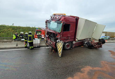 Die Zugmaschine kommt auf der Mittelleitplanke zum Stehen.