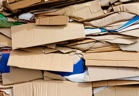 Der Mann war in eine Kartonpresse geraten.