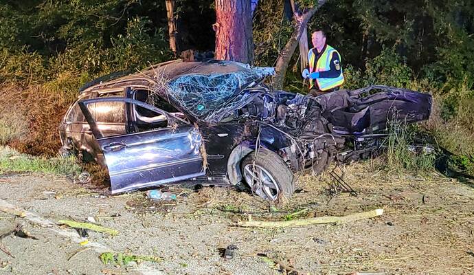 Der BMW ist vollständig zerstört. Foto: Waldemar Gress / Einsatz-Report24