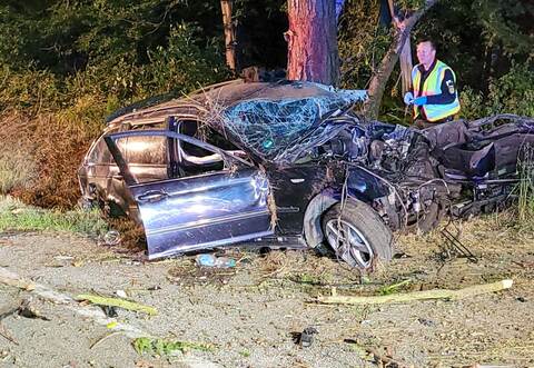 Der BMW ist vollständig zerstört. Foto: Waldemar Gress / Einsatz-Report24