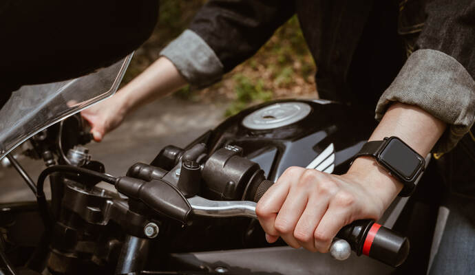 Um einen Zusammenstoß zu vermeiden, musste der Motorradfahrer stark abbremsen. Um einen Zusammenstoß zu vermeiden, musste der Motorradfahrer stark abbremsen.