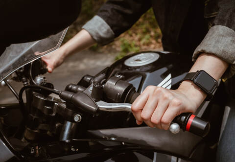Um einen Zusammenstoß zu vermeiden, musste der Motorradfahrer stark abbremsen.
