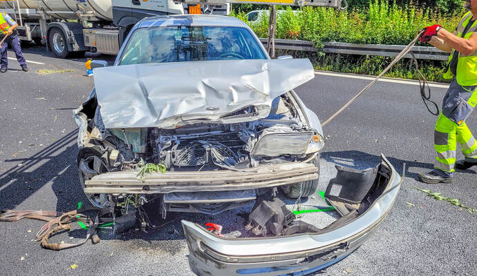 Waldemar Gress/Einsatz-Report24 Viel Blechschaden gab es am Montagvormittag bei einem Unfall auf der A8.