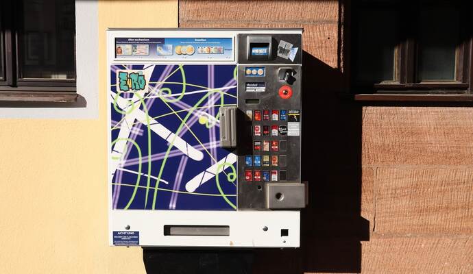 Vermutlich mit einer Flex haben noch unbekannte Täter im Bereich Wildpark einen Zigarettenautomaten aufgebrochen.