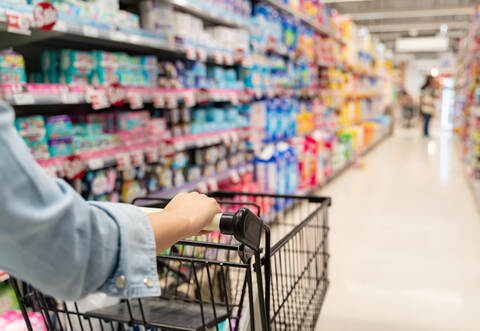 Drei ältere Frauen sind in drei verschiedenen Supermärkten in Enzkreis und Kreis Calw vermutlich Opfer derselben Diebesbande geworden.