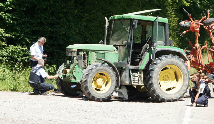 Bei einem schweren Unfall bei Karlsbad ist am Mittwochnachmittag ein Motorradfahrer gestorben. Bei einem schweren Unfall bei Karlsbad ist am Mittwochnachmittag ein Motorradfahrer gestorben.
