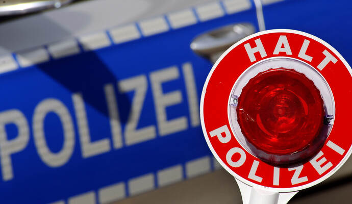 Der ausländische Lkw-Fahrer war stark alkoholisiert auf der A8 unterwegs.