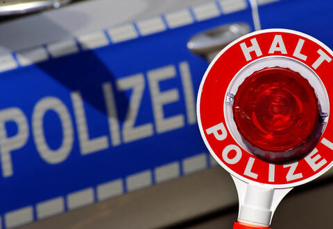 Der ausländische Lkw-Fahrer war stark alkoholisiert auf der A8 unterwegs.