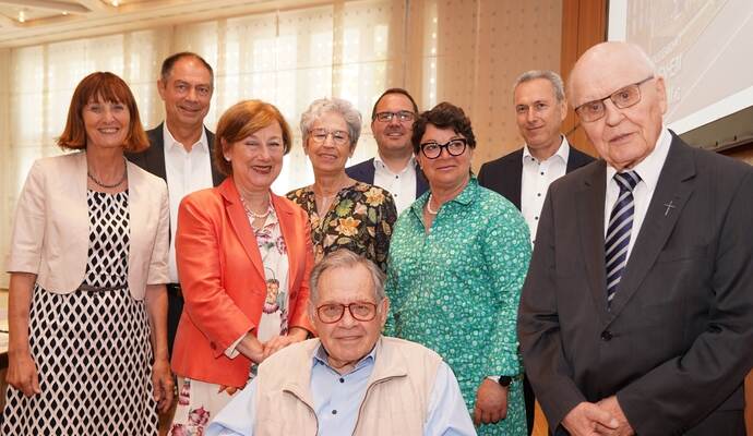 Blicken zufrieden auf das abgelaufene Jahr: Andrea Hermesmeier, Manfred Rudolph, Marianne Engeser, Heidrun Frey, Dirk Mees, Eva Abraham, Paul Fotler, Joachim Grunwald (von links) und Werner Burckhart (vorne).