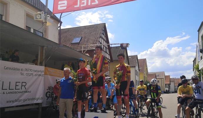Standen in Hatzenbühl gemeinsam auf dem Podest: die RSV-Fahrer Aaron König (Mitte, Platz eins in der U17) und Fabrice Gremmer (rechts, Platz drei). Standen in Hatzenbühl gemeinsam auf dem Podest: die RSV-Fahrer Aaron König (Mitte, Platz eins in der U17) und Fabrice Gremmer (rechts, Platz drei).