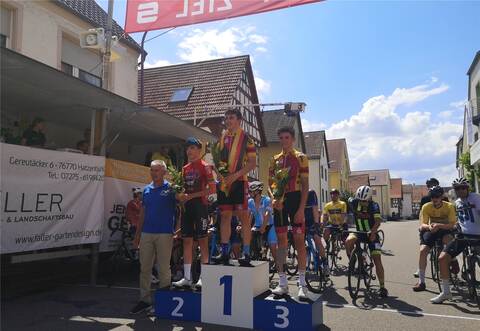 Standen in Hatzenbühl gemeinsam auf dem Podest: die RSV-Fahrer Aaron König (Mitte, Platz eins in der U17) und Fabrice Gremmer (rechts, Platz drei).