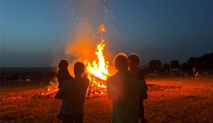 Ein Großvater aus Schwann bestaunt mit Sohn und Enkeln das Feuer: drei Generationen.