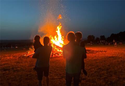Ein Großvater aus Schwann bestaunt mit Sohn und Enkeln das Feuer: drei Generationen.