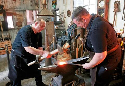 Kraft ist beim Schmieden gefragt: Das demonstrierten Uwe Reich (links) und Michael Zecha in Öschelbronns Schöpf‘scher Schmiede den Marktbesuchern.