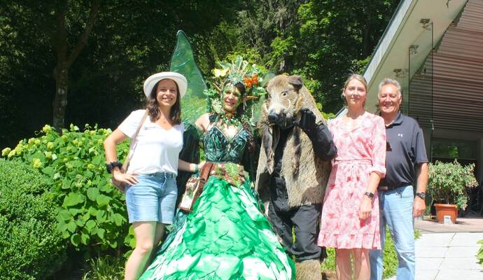 Trotz Hitze: Bianca Brosch vom Naturpark (von links), Waldfee Siska Connor, Stadtkapellen-Dirigent Martin Koch sowie Stefanie Dickgiesser und Wolfgang Trautz von der Touristik eröffnen mit dem neunten Naturparkmarkt die ersten Wilde-Sau-Wochen in Bad Wildbad. Trotz Hitze: Bianca Brosch vom Naturpark (von links), Waldfee Siska Connor, Stadtkapellen-Dirigent Martin Koch sowie Stefanie Dickgiesser und Wolfgang Trautz von der Touristik eröffnen mit dem neunten Naturparkmarkt die ersten Wilde-Sau-Wochen in Bad Wildbad.