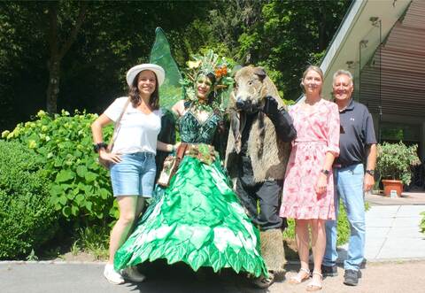Trotz Hitze: Bianca Brosch vom Naturpark (von links), Waldfee Siska Connor, Stadtkapellen-Dirigent Martin Koch sowie Stefanie Dickgiesser und Wolfgang Trautz von der Touristik eröffnen mit dem neunten Naturparkmarkt die ersten Wilde-Sau-Wochen in Bad Wildbad.